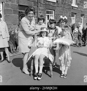 Maypole Dancing, Skinningrove School, Redcar and Cleveland, North Yorkshire, England, Ca. Mai 1971. Die Königin von Mai wird gekrönt. Stockfoto