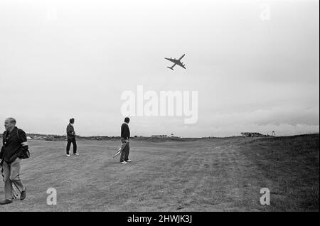 British Open 1973. Troon Golf Club in Troon, Schottland, vom 11.. Bis 14.. Juli 1973. Abgebildet, Tiefflieger über dem Kurs. Stockfoto