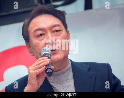 Yoon Suk-Yeol, 26. Februar 2022: Der Präsidentschaftskandidat der People Power Party in Südkorea, Yoon Suk-Yeol, nimmt an seinem Wahlkampf in Seoul, Südkorea, Teil. Die Präsidentschaftswahlen in Südkorea 2022 finden am 9. März statt. Kredit: Lee Jae-won/AFLO/Alamy Live Nachrichten Stockfoto