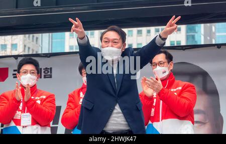 Yoon Suk-Yeol, 26. Februar 2022: Der Präsidentschaftskandidat der People Power Party in Südkorea, Yoon Suk-Yeol, nimmt an seinem Wahlkampf in Seoul, Südkorea, Teil. Die Präsidentschaftswahlen in Südkorea 2022 finden am 9. März statt. Kredit: Lee Jae-won/AFLO/Alamy Live Nachrichten Stockfoto