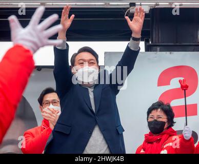 Yoon Suk-Yeol, 26. Februar 2022: Der Präsidentschaftskandidat der People Power Party in Südkorea, Yoon Suk-Yeol, nimmt an seinem Wahlkampf in Seoul, Südkorea, Teil. Die Präsidentschaftswahlen in Südkorea 2022 finden am 9. März statt. Kredit: Lee Jae-won/AFLO/Alamy Live Nachrichten Stockfoto