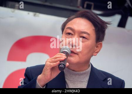 Yoon Suk-Yeol, 26. Februar 2022: Der Präsidentschaftskandidat der People Power Party in Südkorea, Yoon Suk-Yeol, nimmt an seinem Wahlkampf in Seoul, Südkorea, Teil. Die Präsidentschaftswahlen in Südkorea 2022 finden am 9. März statt. Kredit: Lee Jae-won/AFLO/Alamy Live Nachrichten Stockfoto