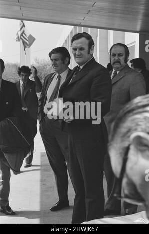 Leeds United-Manager Don Revie geht mit einigen seiner Hinterzimmer-Mitarbeiter zurück nach dem EM-Finale 1973 gegen AC Mailand im Kaftanzoglio-Stadion in Thessaloniki kehrt das Team nach Manchester Airport zurück.Leeds verlor im Finale 0-1, nachdem einige umstrittene Entscheidungen des griechischen Schiedsrichters Christos Michas getroffen wurden. 17. Mai 1973. Stockfoto