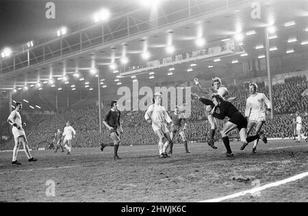 Liverpool 3-0 Bayern München, Inter-Cities Fairs Cup Viertelfinale 1. Leg Match in Anfield, Mittwoch, 10.. März 1971. Unser Bild Zeigt ... Alun Evans, Stürmer (nah am Torhüter) erzielt für Liverpool 2. Tore, ebenfalls abgebildet, Bayern-Torwart Sepp Maier. Stockfoto