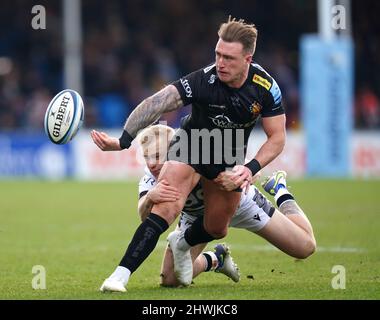 Stuart Hogg von Exeter Chiefs wird während des Spiels der Gallagher Premiership in Sandy Park, Exeter, von Arron Reed von Sale Sharks angegangen. Bilddatum: Sonntag, 6. März 2022. Stockfoto