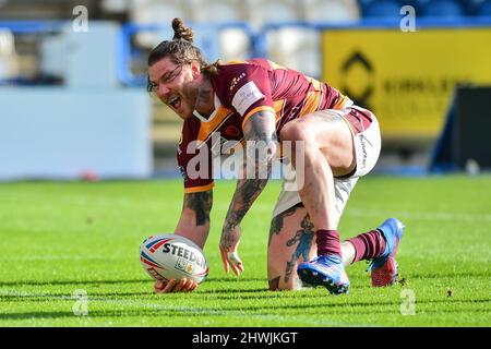 Huddersfield, Großbritannien. 6. März 2022. Chris McQueen (12) von Huddersfield Giants feiert Versuch während der Rugby League Betfred Super League Runde 4 Huddersfield Giants vs Salford Red Devils im John Smith's Stadium, Huddersfield, UK Credit: Dean Williams/Alamy Live News Stockfoto