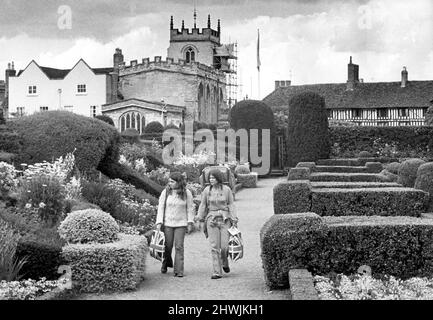 Zwei patriotische Touristen machen einen Spaziergang durch die friedliche Umgebung des New Place Gartens im Zentrum von Stratford-upon-Avon.10.. August 1972 Stockfoto