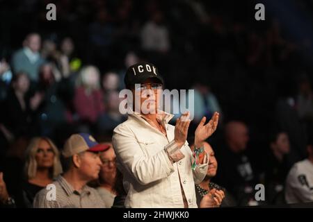 Las Vegas, Nevada, USA. 05. März 2022. Shania Twain beobachtet die UFC 272: Covington vs Masvidal am 5. März 2022 in der T-Mobile Arena in Las Vegas, NV, USA. (Bild: © Louis Grasse/PX Imagens via ZUMA Press Wire) Bild: ZUMA Press, Inc./Alamy Live News Stockfoto