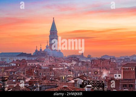 Die Skyline von Venedig, Italien, mit der Kathedrale St. Markus in der Abenddämmerung. Stockfoto