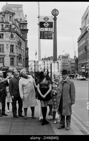 Die Schauspielerin und ehemalige Model Madeline Smith wurde vom Gesetz in Gesellschaft mit einem Dodo in einem Kinderwagen auf dem Trafalgar Square zwangsweise weiterbewegt. Sie wirbt für einen Verkauf seltener, gefüllter Naturkundemuster für einen Freund, der die British Natural History Company leitet. Hier ist sie mit Digby abgebildet, dem Dodo am Trafalgar Square, der an einer Bushaltestelle wartet. 24.. September 1972. *** Ortsüberschrift *** Maddy Smith Stockfoto