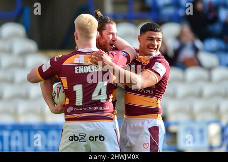 Huddersfield, Großbritannien. 6. März 2022. Chris McQueen (12) von Huddersfield Giants feiert Versuch während der Rugby League Betfred Super League Runde 4 Huddersfield Giants vs Salford Red Devils im John Smith's Stadium, Huddersfield, UK Credit: Dean Williams/Alamy Live News Stockfoto