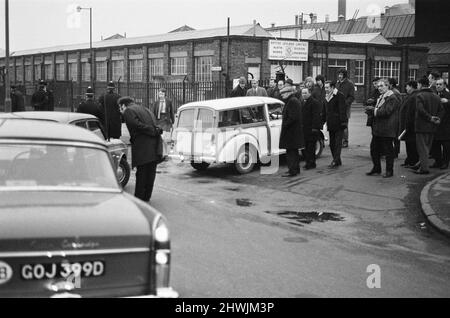 Streikaktion in Longbridge, zur Unterstützung des ersten offiziellen eintägigen Streiks gegen das Industrial Relations Bill, Birmingham, Montag, 1.. März 1971. Mitglieder der Amalgamated Union of Engineering Workers, die sich gegen das Gesetz über Arbeitsbeziehungen eingesetzt haben. Stockfoto