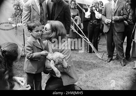 Sophia Loren und ihr Sohn Carlo Ponti Jr. besuchen den West Midlands Safari Park in Bewdley, Worcestershire. 24. Mai 1973. Stockfoto