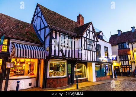 Charmante Häuser im Tudor-Stil bei Sonnenuntergang auf dem Kirchhof beim Marktplatz, Hitchin, Hertfordshire, Großbritannien Stockfoto