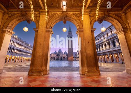 Venedig, Italien auf dem Markusplatz mit der Basilika und dem Glockenturm in der Dämmerung. Stockfoto
