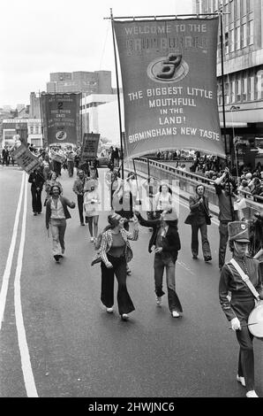 Take Me High 1973, Dreharbeiten von Prozessionsszenen auf den Straßen von Birmingham, Samstag, 9.. Juni 1973. Stockfoto