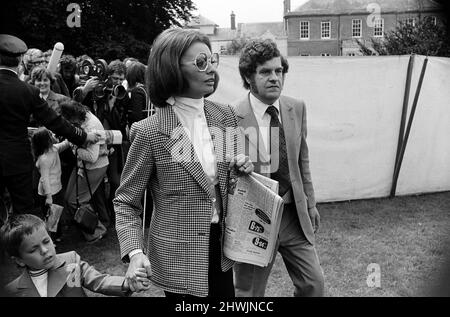 Sophia Loren und ihr Sohn Carlo Ponti Jr. besuchen den West Midlands Safari Park in Bewdley, Worcestershire. 24. Mai 1973. Stockfoto