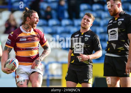 Huddersfield, Großbritannien. 6. März 2022. Chris McQueen (12) von Huddersfield Giants feiert Versuch während der Rugby League Betfred Super League Runde 4 Huddersfield Giants vs Salford Red Devils im John Smith's Stadium, Huddersfield, UK Credit: Dean Williams/Alamy Live News Stockfoto