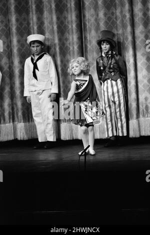 Einige der Darsteller waren während einer besonderen Generalprobe für „Gypsy“ im Piccadilly Theatre auf der Bühne. 17. Mai 1973. Stockfoto