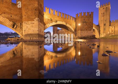 Castelvecchio Brücke über die Etsch in Verona, Italien bei Dämmerung. Stockfoto