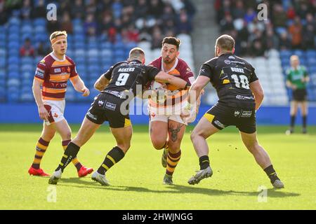 Huddersfield, Großbritannien. 6. März 2022. Ollie Roberts (24) von Huddersfield Giants, angegangen von Andy Ackers (9) von Salford Red Devils während der Rugby League Betfred Super League Runde 4 Huddersfield Giants vs Salford Red Devils im John Smith's Stadium, Huddersfield, UK Credit: Dean Williams/Alamy Live News Stockfoto