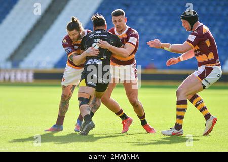 Huddersfield, Großbritannien. 6. März 2022. KE Sio von Salford Red Devils von Chris McQueen von Huddersfield Giants während der Rugby League Betfred Super League Runde 4 Huddersfield Giants vs Salford Red Devils im John Smith's Stadium, Huddersfield, UK Credit: Dean Williams/Alamy Live News Stockfoto