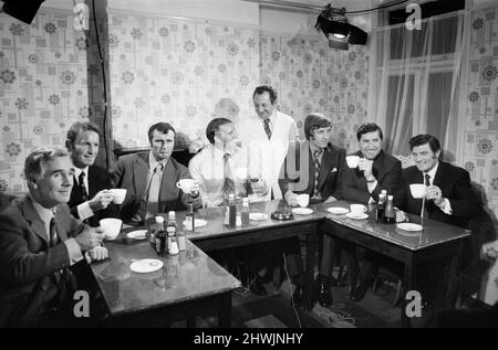 Sieben ehemalige Fußballspieler von West Ham United, die derzeit berühmte Manager und Trainer sind, treffen sich bei einem Tee, um über die alten Zeiten zu sprechen. Die Teeparty fand im Café von Phil Cassetari in der Nähe von dem Heimstadion des Hammers, dem Upton Park, statt. Links nach rechts sind zu sehen: Jimmy Adams (jetzt Trainer von Luton), Dave Sexton (Manager von Chelsea), Noel Cantwell (Manager von Coventry City), Malcolm Allison (Assistant Manager von Manchester City), John Bond (Manager von Bournemouth), Frank O Farrell (Manager von Manchester United) und Malcolm Musgrove (Trainer von Manchester United). In der Mitte steht Cafe-Besitzer Phil Cassetaris, PR Stockfoto