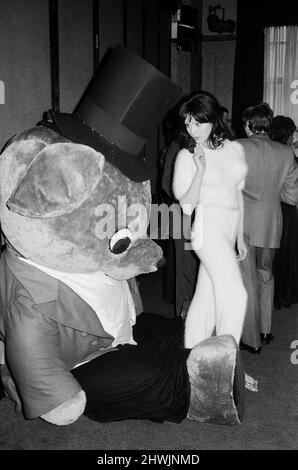 Die Schauspielerin und ehemalige Model Madeline Smith zeigt sich bei einem Mittagessen im Variety Club mit einem riesigen Teddybären. 8. Mai 1973. *** Ortsüberschrift *** Maddy Smith Stockfoto