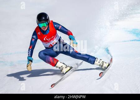 Peking, Hebei, China. 6. März 2022. Der britische James Whitley ist am 6. März 2022 in Yanqing auf dem Kurs für das stehende Super-G der Männer bei den Paralympischen Winterspielen Peking 2022. (Bild: © Mark Edward Harris/ZUMA Press Wire) Stockfoto