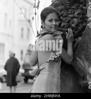 Evangeline Reyes, Miss Philippines Schönheitswettbewerb, enthüllt die Tsaritsar Spring Collection in der Pont Street, London, Mittwoch, 15.. November 1972. Evangeline ist in Großbritannien, um an der Ausgabe 22. des Miss World Wettbewerbs teilzunehmen. Stockfoto