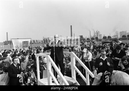 Fünftausend Menschen marschieren in der Stadt Irlam in Lancashire in einer „Rette unsere Stahlwerke“-Demonstration. Irlam steht vor einer düsteren Zukunft mit dem Plan der British Steel Corporation, sein Stahlwerk mit einem Verlust von 4.353 Arbeitsplätzen bis 1974 nahezu zu schließen. Im Schatten des Stahlwerks hörten die Marschierenden einem Lautsprecher zu. 21. Mai 1971. Stockfoto