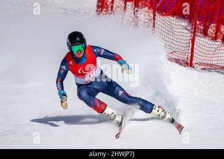 Peking, Hebei, China. 6. März 2022. Der britische James Whitley ist am 6. März 2022 in Yanqing auf dem Kurs für das stehende Super-G der Männer bei den Paralympischen Winterspielen Peking 2022. (Bild: © Mark Edward Harris/ZUMA Press Wire) Stockfoto