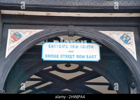 Schild an der Einfahrt zur Eastgate und Bridge Street Rows im Zentrum von Chester England Stockfoto