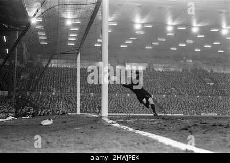 Liverpool 3-0 Bayern München, Inter-Cities Fairs Cup Viertelfinale 1. Leg Match in Anfield, Mittwoch, 10.. März 1971. Unser Bild Zeigt ... Liverpool erster Treffer, erzielt von Alun Evans, vorbei an einem Bayern-Tauchtorwart Sepp Maier. Stockfoto