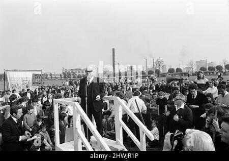 Fünftausend Menschen marschieren in der Stadt Irlam in Lancashire in einer „Rette unsere Stahlwerke“-Demonstration. Irlam steht vor einer düsteren Zukunft mit dem Plan der British Steel Corporation, sein Stahlwerk mit einem Verlust von 4.353 Arbeitsplätzen bis 1974 nahezu zu schließen. Im Schatten des Stahlwerks hörten die Marschierenden einem Lautsprecher zu. 21. Mai 1971. Stockfoto