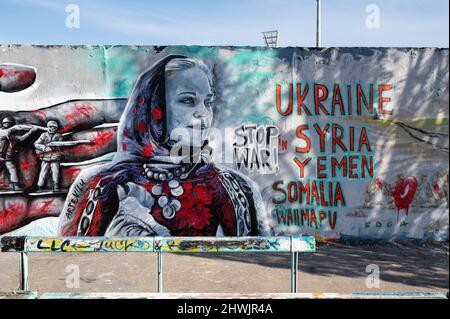 02.03.2022, Berlin, Deutschland, Europa - Ein Graffiti der Künstlerin Edga auf einem Mauerabschnitt im Berliner Mauerpark mit der Botschaft 'Krieg stoppen!'. Stockfoto