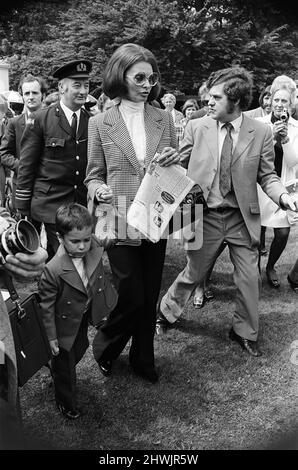 Sophia Loren und ihr Sohn Carlo Ponti Jr. besuchen den West Midlands Safari Park in Bewdley, Worcestershire. 24. Mai 1973. Stockfoto