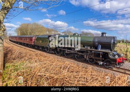 Schwarze fünf Dampflokomotive 45562 benannt als Sierra Leone an der Parkside Junction auf der West Coast Main Line mit dem Peaks Express Railtoiur.. Stockfoto