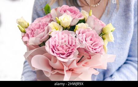 Nahaufnahme eines Straußes Rosen in weiblichen Händen. Stockfoto