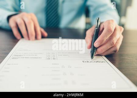 HR-Mitarbeiter Senden Sie eine Bewerbung für neue Mitarbeiter zum Ausfüllen von Bewerbungsunterlagen. Offene Stelle, Bewerbungskonzept. Stockfoto