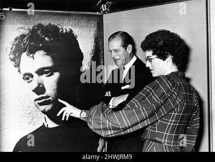 Prinz Philip besucht Wales. Der Herzog von Edinburgh blickt mit der Ausstellungsorganisatorin Isabel Hinchman auf die Dylan Thomas-Ausstellung im Arena Theatre. Wales, November 1973. Stockfoto