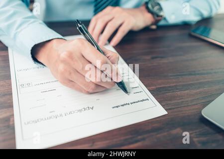 Neue Mitarbeiter zum Ausfüllen von Bewerbungsunterlagen. Offene Stelle, Bewerbungskonzept. Stockfoto