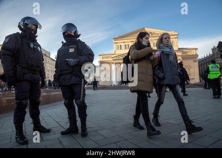 Moskau, Russland. Am 6.. März werden 2022 Polizeibeamte aus Riot auf einem Hintergrund des Bolschoi-Theaters während einer Anti-Kriegs-Protestkundgebung gegen Russlands militärische Operation in der Ukraine im Zentrum von Moskau, Russland, gesehen.Quelle: Nikolay Vinokurov/Alamy Live News Stockfoto