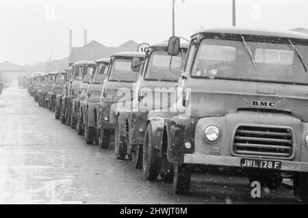 Streikaktion Motor Industry, Birmingham, zur Unterstützung des ersten offiziellen eintägigen Streiks gegen das Industrial Relations Bill, Birmingham, Montag, 1.. März 1971. Mitglieder der Amalgamated Union of Engineering Workers, die sich gegen das Gesetz über Arbeitsbeziehungen eingesetzt haben. Stockfoto