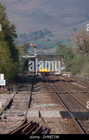 Northern Rail Klasse 142 Pacer train 142037 Passing a Upper Quadrant Semaphore Bracket Railway Signal in Edale, Hope Valley, Derbyshire Stockfoto