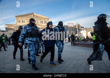 Moskau, Russland. 6.. März 2022 Riot-Polizeibeamte nehmen einen Teilnehmer einer Anti-Kriegs-Protestkundgebung gegen die russische Militäroperation in der Ukraine in Moskau, Russland fest.Quelle: Nikolay Vinokurov/Alamy Live News Stockfoto