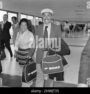 Sherpa Tensing Norgay (Sherpa Tenzing Norgay) und seine Frau Baku kommen aus Aukland, Neuseeland, am Flughafen Heathrow an. Sie sind in Großbritannien, um zum Jahrestag der Everest-Besteigung 1953 nach Snowdonia zu fahren. Bild aufgenommen am 23.. Mai 1973 Stockfoto