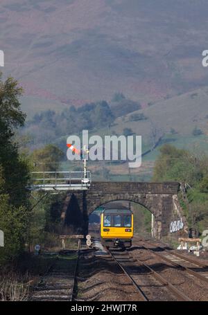 Northern Rail Klasse 142 Pacer train 142037 Passing a Upper Quadrant Semaphore Bracket Railway Signal in Edale, Hope Valley, Derbyshire Stockfoto