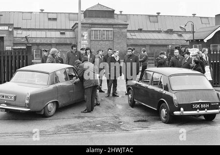 Streikaktion in Longbridge, zur Unterstützung des ersten offiziellen eintägigen Streiks gegen das Industrial Relations Bill, Birmingham, Montag, 1.. März 1971. Mitglieder der Amalgamated Union of Engineering Workers, die sich gegen das Gesetz über Arbeitsbeziehungen eingesetzt haben. Stockfoto