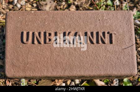 Friedhofsgrabstein für unbekannte Person mit deutschen Buchstaben UNBEKANNT Stockfoto